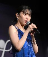 　主題歌をサプライズ歌唱するアイナ・ジ・エンド（撮影・堀内翔）