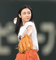 　始球式に登場した山谷花純（撮影・伊藤笙子）