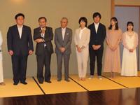 　発表会に出席した（左から）西村明宏環境相、十倉雅和氏、道場六三郎氏、高橋尚子氏、桝太一氏、足立梨花、田牧そら