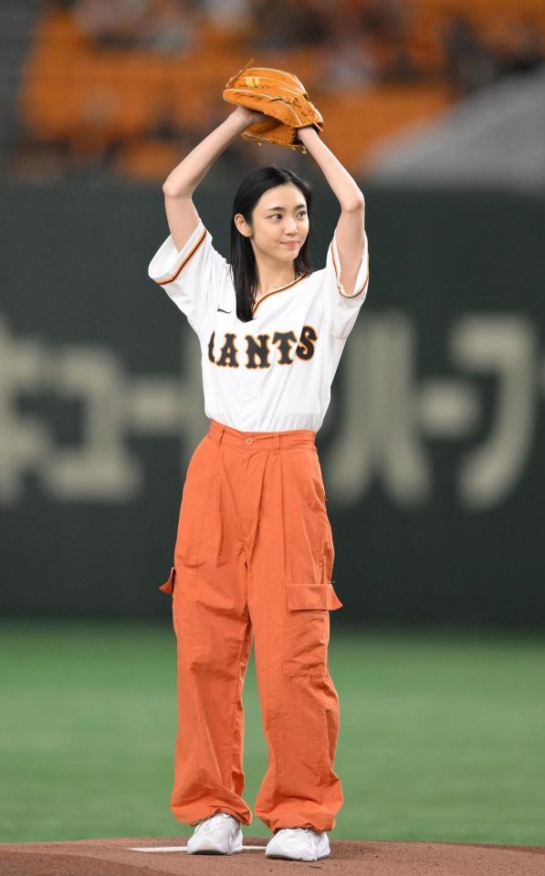 　始球式に登場した山谷花純（撮影・伊藤笙子）