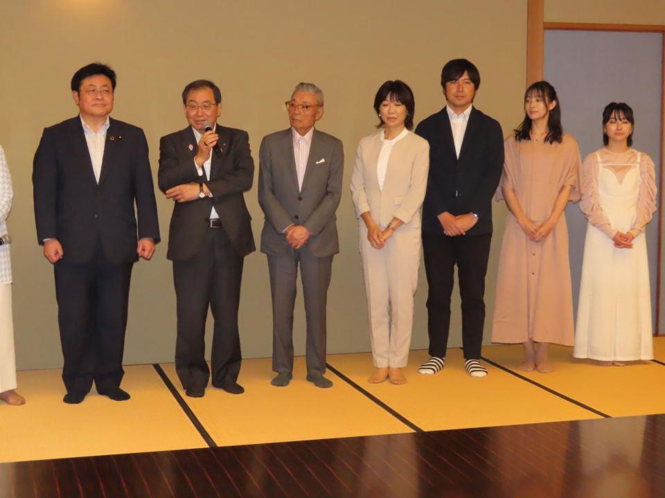 　発表会に出席した（左から）西村明宏環境相、十倉雅和氏、道場六三郎氏、高橋尚子氏、桝太一氏、足立梨花、田牧そら