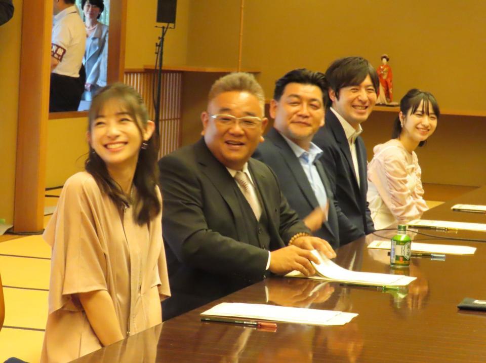 　選定委員として会議をした（左から）足立梨花、伊達みきお、富澤たけし、枡太一氏、田牧そら