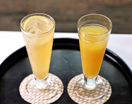 藤井聡太王位が注文したパインジュース氷なし（右）とジンジャーエール氷あり