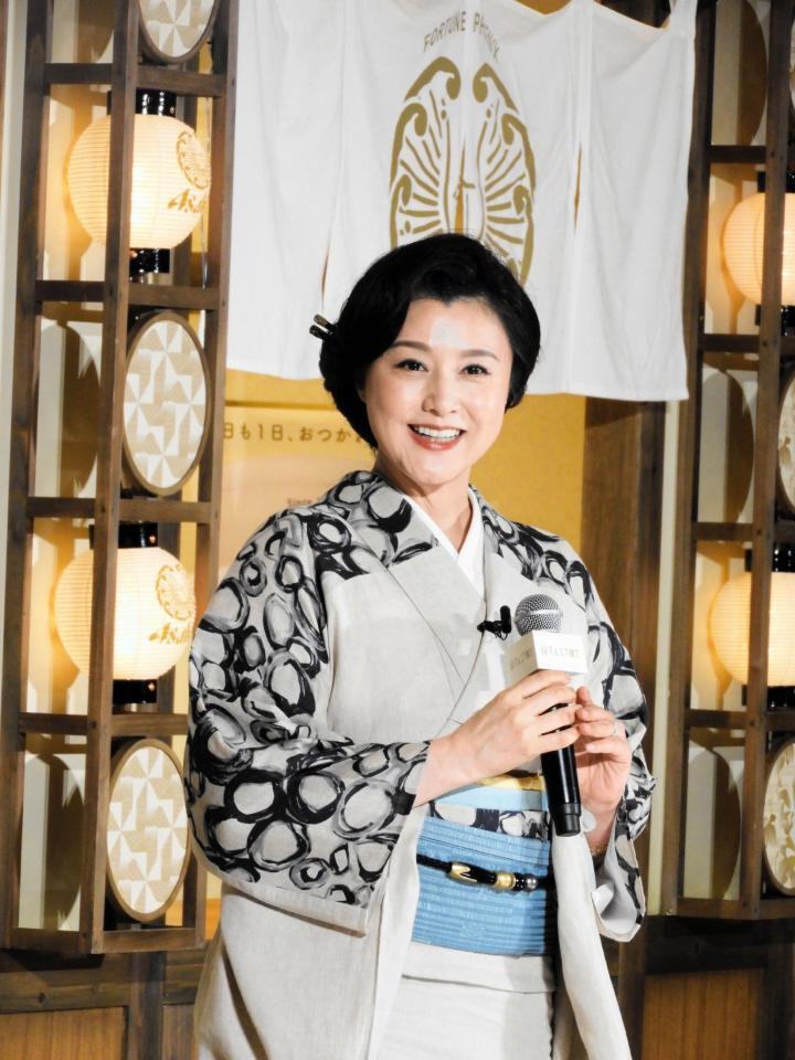 　麻の着物姿で涼しげに登場した藤原紀香