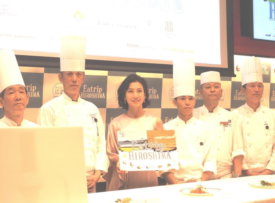 　シェフに囲まれ笑顔の戸田菜穂