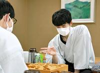 　佐々木大地七段に勝ち、対局を振り返る藤井聡太王位（撮影・長嶺麻子）