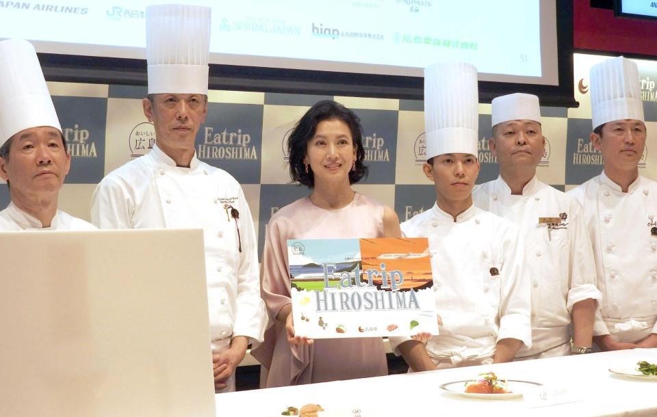 　シェフに囲まれ笑顔の戸田菜穂＝東京都内