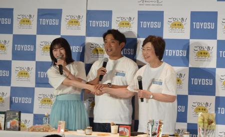 　“マブダチ”として握手を交わした（左から）横山由依、酒井健太、太田房江経済産業副大臣