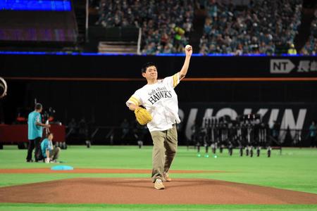 　セレモニアルピッチに登場した博多華丸©ＳｏｆｔＢａｎｋ　ＨＡＷＫＳ