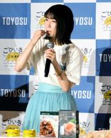 　ほやを試食する横山由依