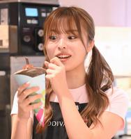 　スペシャルクレープハラジュクの美味しさに驚く「おさき」さん（撮影・堀内翔）