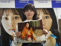 　自身のお気に入りカットを見せる齊藤なぎさ