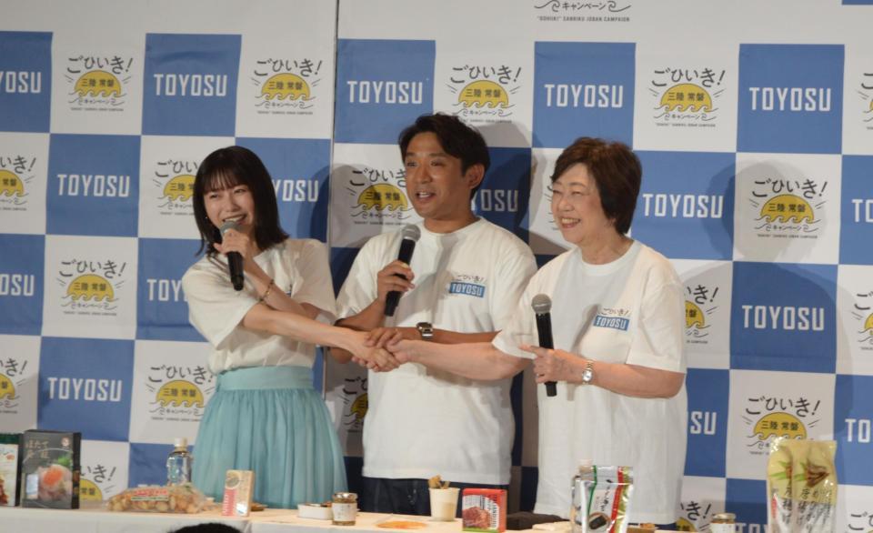 　“マブダチ”として握手を交わした（左から）横山由依、酒井健太、太田房江経済産業副大臣