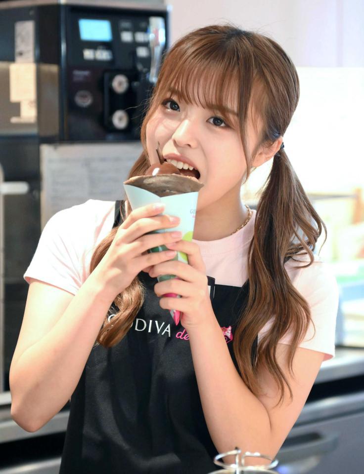 　スペシャルクレープハラジュクを食べる、「おさき」さん（撮影・堀内翔）