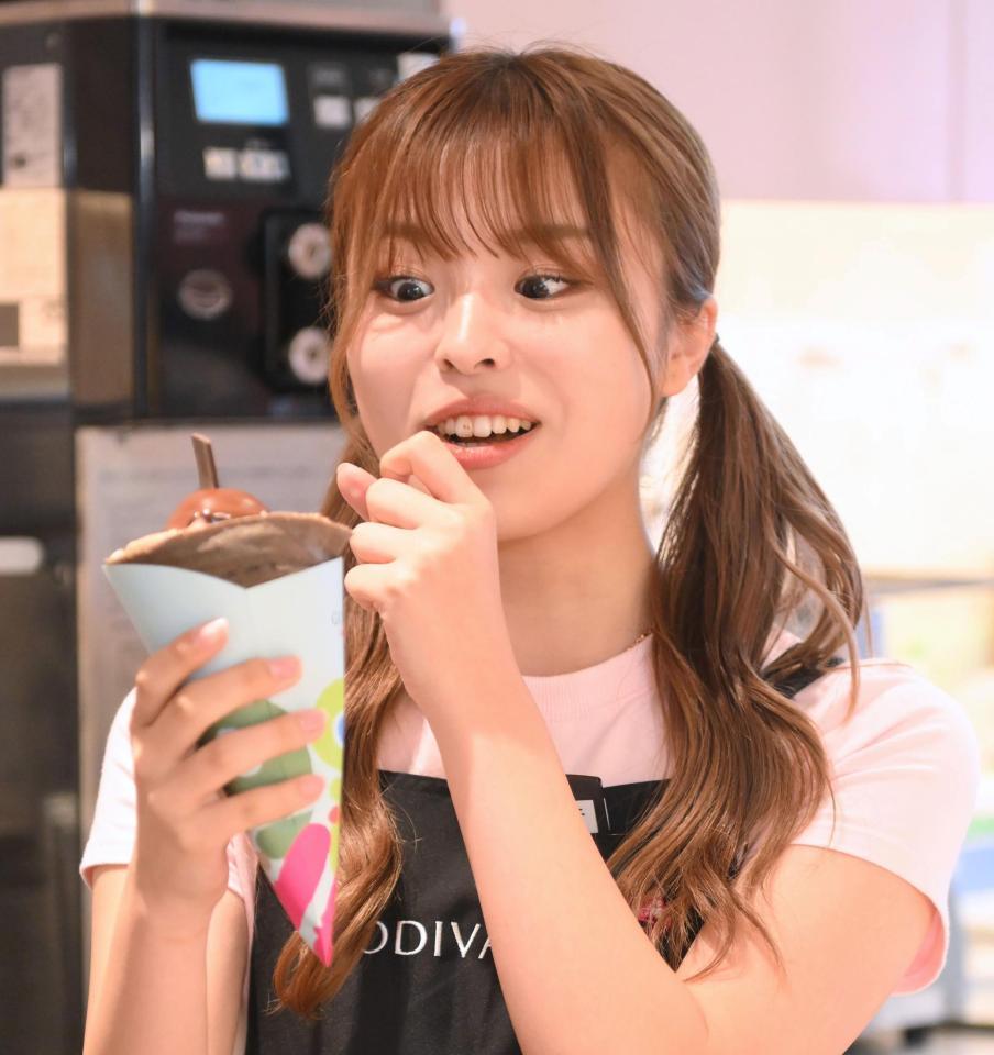 　スペシャルクレープハラジュクの美味しさに驚く「おさき」さん（撮影・堀内翔）