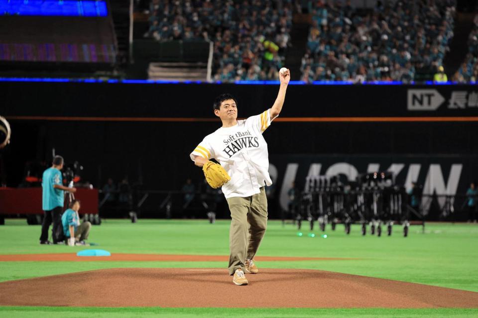 　セレモニアルピッチに登場した博多華丸©ＳｏｆｔＢａｎｋ　ＨＡＷＫＳ