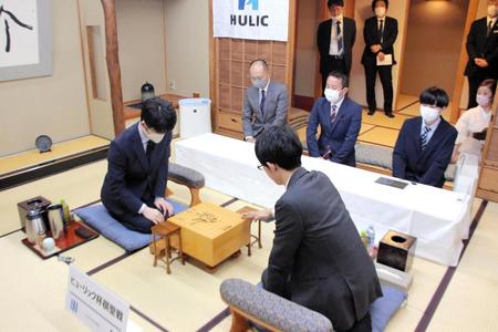 　前日検分を行う藤井聡太棋聖（左）と佐々木大地七段（日本将棋連盟提供）