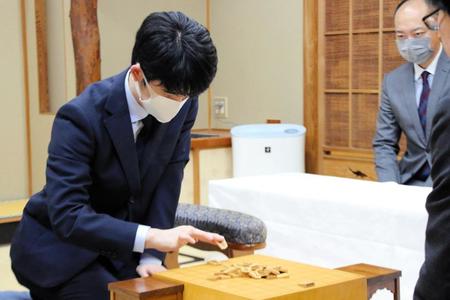 　前日検分をする藤井聡太棋聖（日本将棋連盟提供）