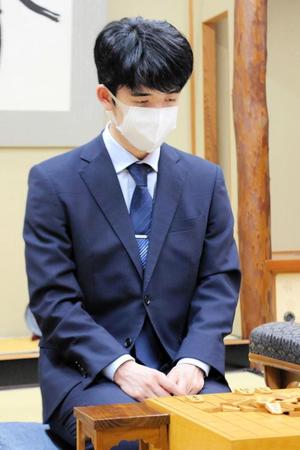 　前日検分をする藤井聡太棋聖（日本将棋連盟提供）