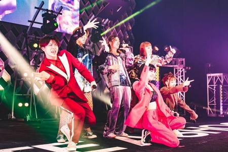 　気迫パフォーマンスで沸かせたＢｉＴＥ　Ａ　ＳＨＯＣＫ。（前列左から）ＲＹＵＵＳＥｉ、ＨＡＮＡＮＯ、ＳＡＯＲｉ、（後列同）ＨＡＲＵＴＯ、ＭＡＨｉＴＯ、ＲｉＮＡ