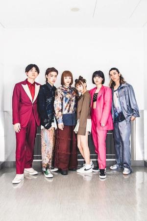 　本番前に緊張の面持ちを見せるＢｉＴＥ　Ａ　ＳＨＯＣＫ。左からＲＹＵＵＳＥｉ、ＨＡＲＵＴＯ、ＲｉＮＡ、ＳＡＯＲｉ、ＨＡＮＡＮＯ、ＭＡＨｉＴＯ