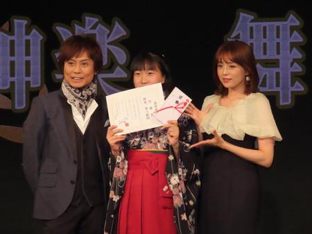 　受賞者を祝うつんく♂（左端）と篠崎愛（右端）