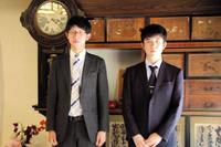 　対局地を訪れた藤井聡太棋聖（右）と佐々木大地七段（日本将棋連盟提供）