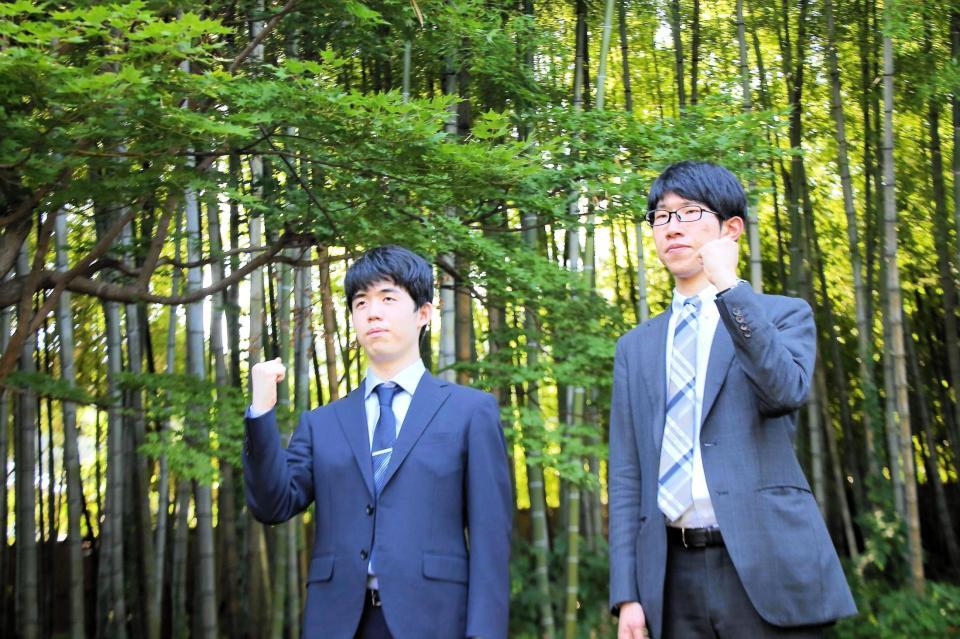 　対局地を訪れた藤井聡太棋聖（左）と佐々木大地七段（日本将棋連盟提供）