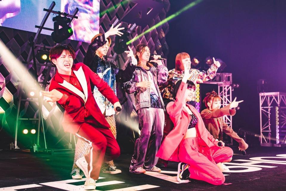 　気迫パフォーマンスで沸かせたＢｉＴＥ　Ａ　ＳＨＯＣＫ。（前列左から）ＲＹＵＵＳＥｉ、ＨＡＮＡＮＯ、ＳＡＯＲｉ、（後列同）ＨＡＲＵＴＯ、ＭＡＨｉＴＯ、ＲｉＮＡ