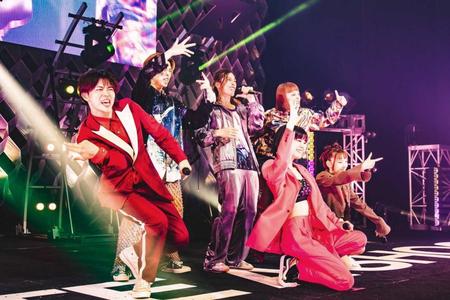 　気迫パフォーマンスで沸かせたＢｉＴＥ　Ａ　ＳＨＯＣＫの（前列左から）ＲＹＵＵＳＥｉ、ＨＡＮＡＮＯ、ＳＡＯＲｉ（後列左から）ＨＡＲＵＴＯ、ＭＡＨｉＴＯ、ＲｉＮＡ