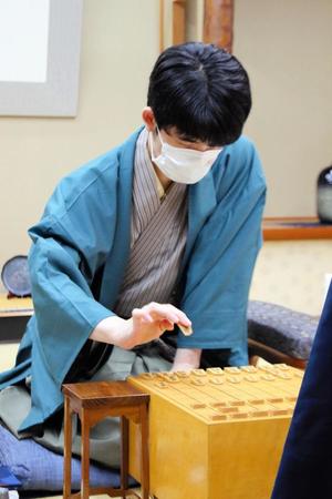 　対局に臨む藤井聡太棋聖＝日本将棋連盟提供