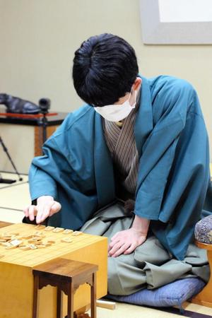 　対局に臨む藤井聡太棋聖＝日本将棋連盟提供