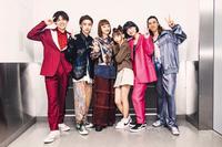 　本番前に笑顔を見せるＢｉＴＥ　Ａ　ＳＨＯＣＫ。左からＲＹＵＵＳＥｉ、ＨＡＲＵＴＯ、ＲｉＮＡ、ＳＡＯＲｉ、ＨＡＮＡＮＯ、ＭＡＨｉＴＯ