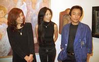 　親子３人で絵画展を開いた時の一枚。左から母・武子さん、静香、父・勘七さん＝１９９６年１０月撮影