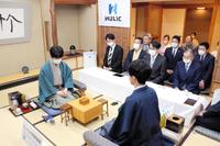 　対局に臨む藤井聡太棋聖（左）と佐々木大地七段（右）＝日本将棋連盟提供