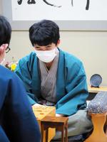 　棋聖４連覇を達成した藤井聡太棋聖（奥）。佐々木大地七段（手前）との感想戦で笑顔を見せる