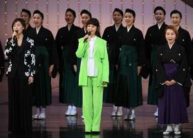 宝塚音楽学校創立１１０周年記念式典 宝塚大劇場で開催 大地真央ら