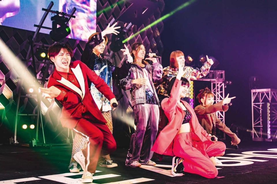 　気迫パフォーマンスで沸かせたＢｉＴＥ　Ａ　ＳＨＯＣＫの（前列左から）ＲＹＵＵＳＥｉ、ＨＡＮＡＮＯ、ＳＡＯＲｉ（後列左から）ＨＡＲＵＴＯ、ＭＡＨｉＴＯ、ＲｉＮＡ