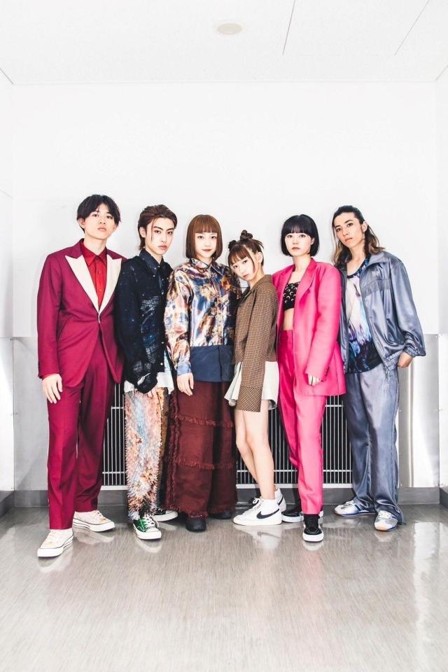 　本番前に緊張の面持ちを見せるＢｉＴＥ　Ａ　ＳＨＯＣＫ。左からＲＹＵＵＳＥｉ、ＨＡＲＵＴＯ、ＲｉＮＡ、ＳＡＯＲｉ、ＨＡＮＡＮＯ、ＭＡＨｉＴＯ