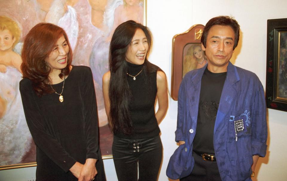 　親子３人で絵画展を開いた時の一枚。左から母・武子さん、静香、父・勘七さん＝１９９６年１０月撮影