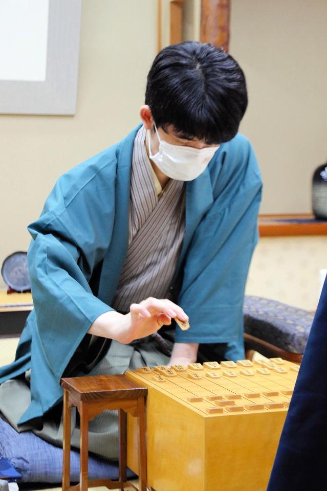 　対局に臨む藤井聡太棋聖＝日本将棋連盟提供