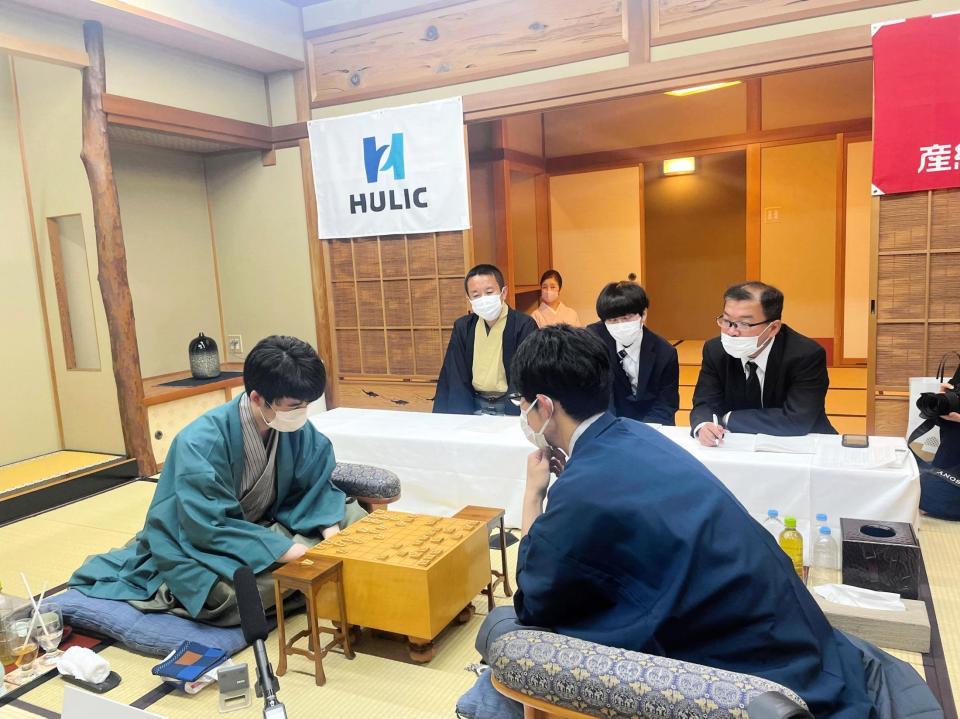 　棋聖４連覇を達成した藤井聡太棋聖（左）。右は佐々木大地七段