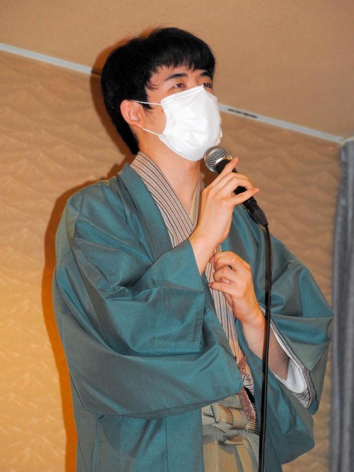 　大盤解説場で棋聖４連覇を達成した喜びを語る藤井聡太棋聖