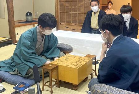 　棋聖４連覇を達成した藤井聡太棋聖（左）。右は佐々木大地七段