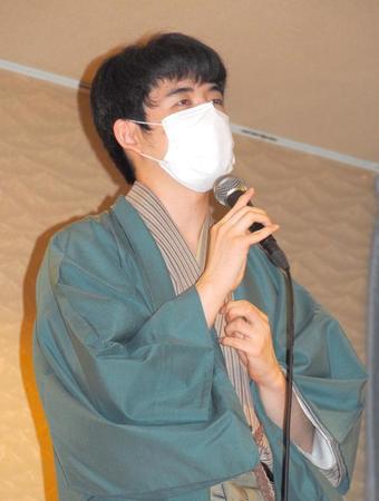 　棋聖４連覇を達成した喜びを語る藤井聡太棋聖