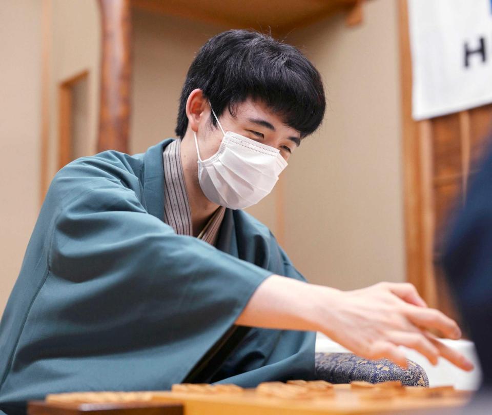 　棋聖４連覇を達成し、感想戦で笑顔を見せる藤井聡太棋聖