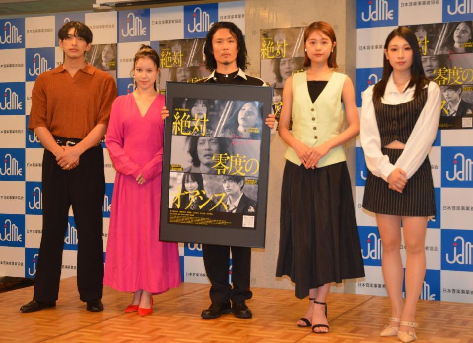 　「絶対零度のオアシス」に出演する（左から）田中柊羽、白上心望、堀源起、鈴原ゆりあ、佐久間あゆみ＝東京・一般社団法人日本音楽事業者協会