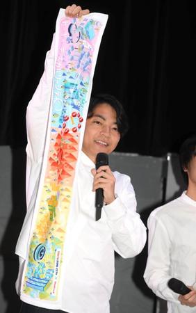 　記者発表会に登場した伊沢拓司（撮影・堀内翔）