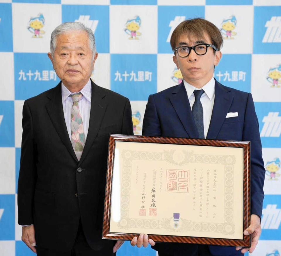 　紺綬褒章を受けた松浦会長。左は大矢吉明町長