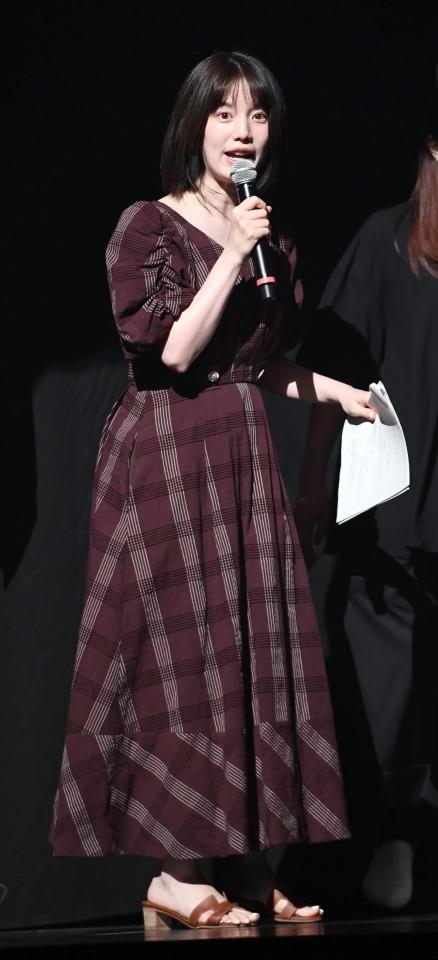 今秋から産休の弘中綾香アナ ふんわりワンピでおなか少し